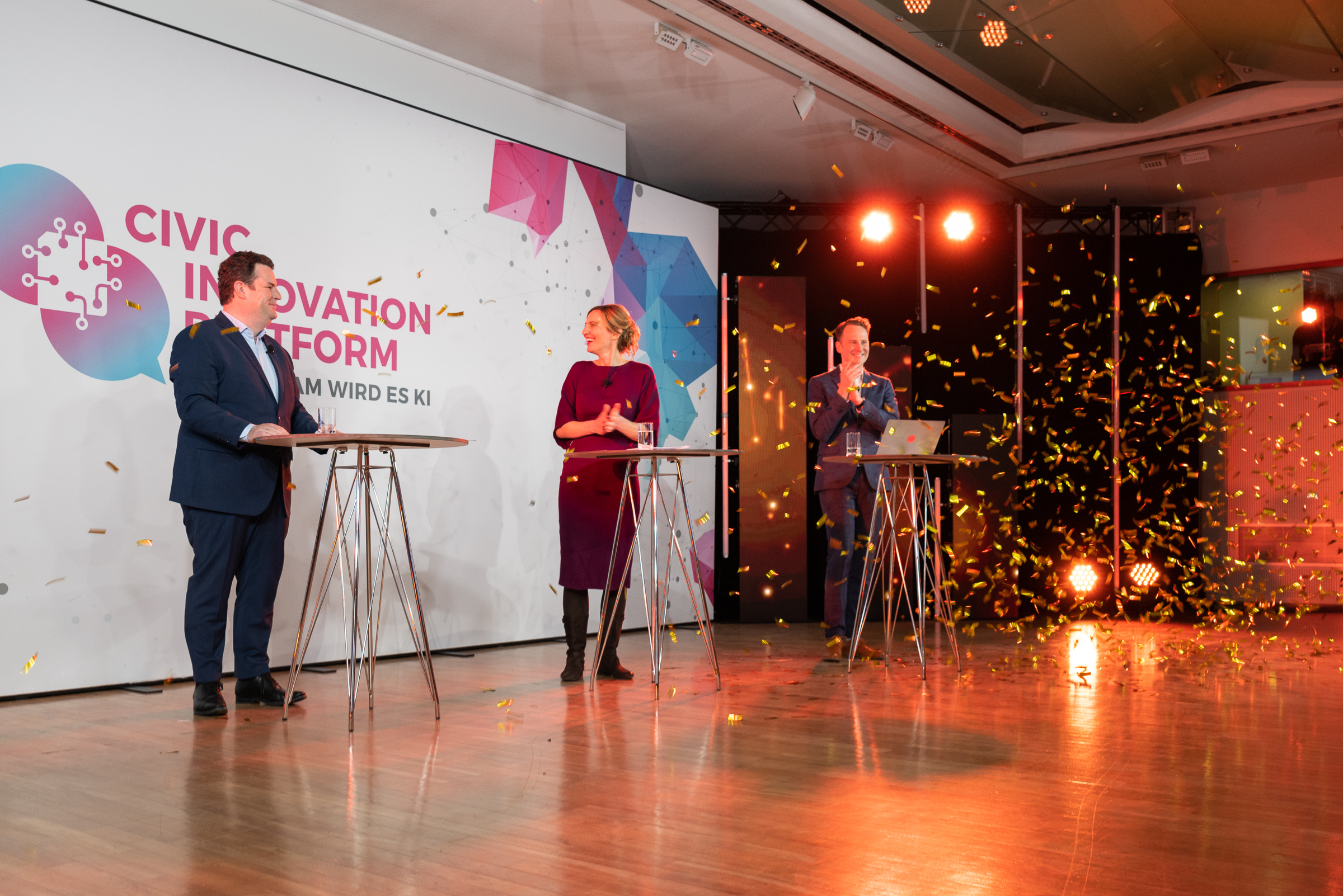 Federal Labour Minister Hubertus Heil congratulating the BIRNE7 team at the Civic Innovation Prize ceremony
